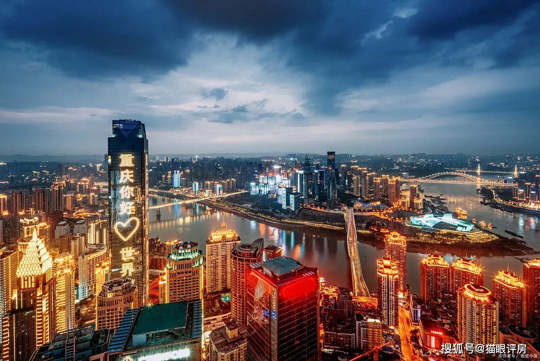 重庆，城市繁荣与发展挑战并存
